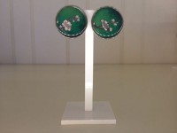 zilverkleurige harsoorringen met groen patroon